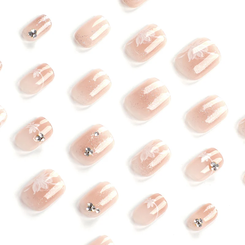 Elegante Nagelkunst mit holografischen Akzenten und floralen Verzierungen Karnz
