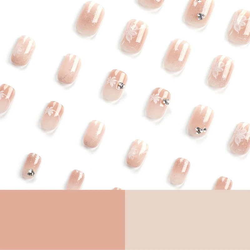 Elegante Nagelkunst mit holografischen Akzenten und floralen Verzierungen Karnz