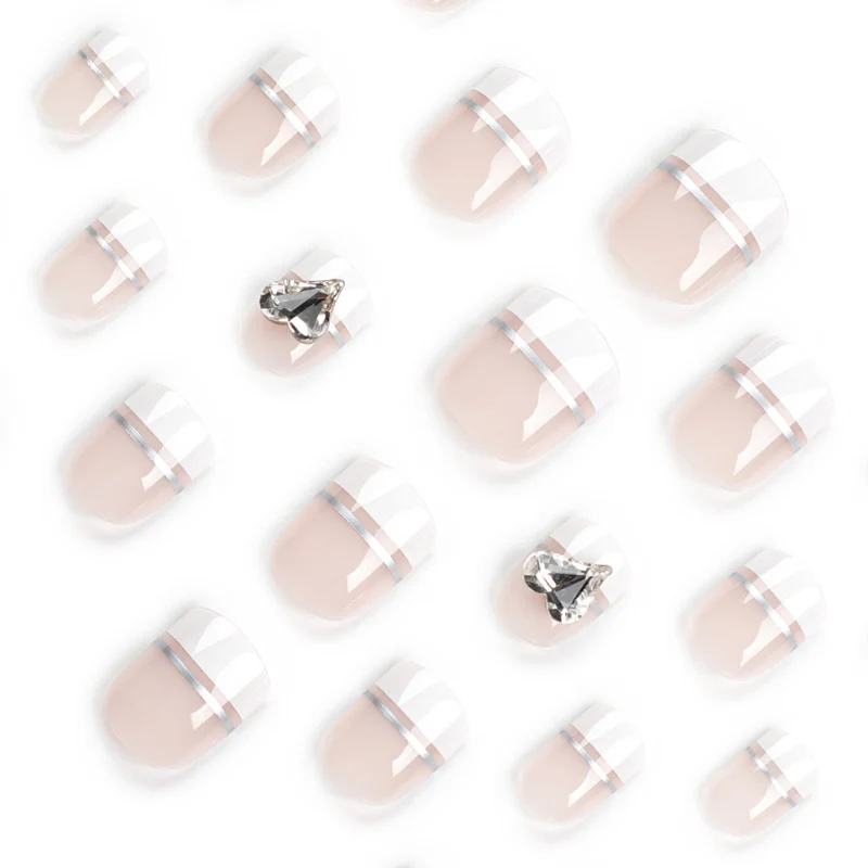 Elegante Nagelkunst mit Glitzerakzenten und Schmuckdetails Karnz