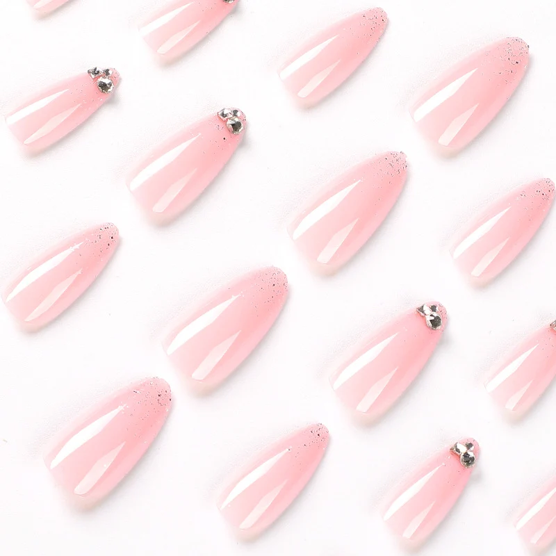 Elegante Nagelkunst mit Glitzer- und Strassverzierungen Karnz