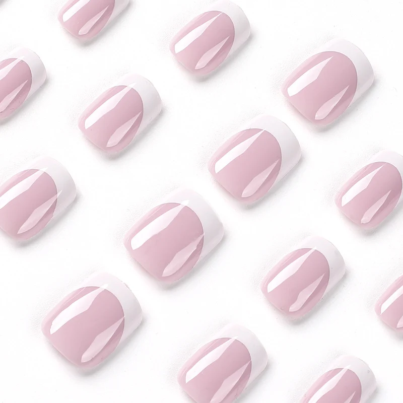 Elegante Nagelkunst mit Glänzendem French-Tip Karnz