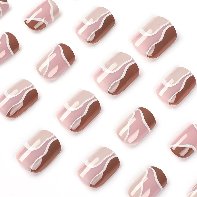 Elegante Nagelkunst mit geometrischem Design Karnz