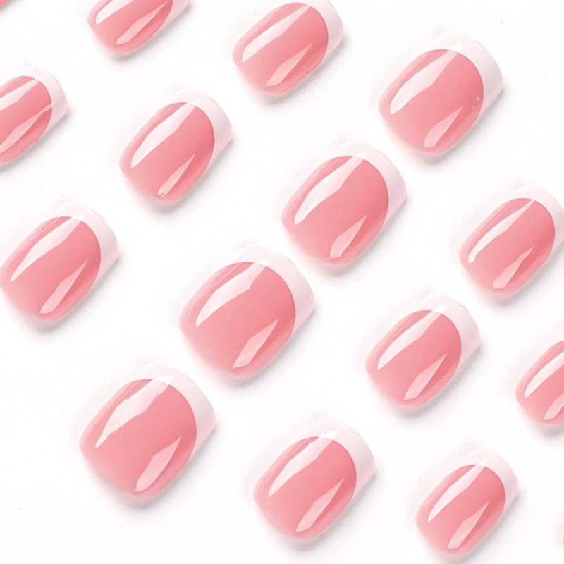 Elegante Nagelkunst mit French Tip Design Karnz