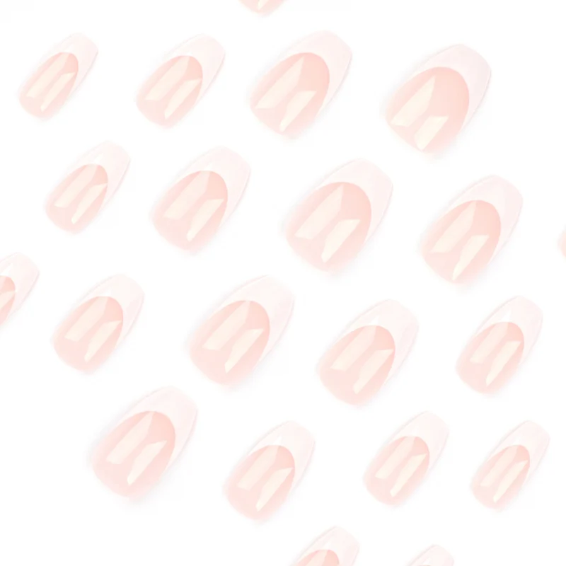 Elegante Nagelkunst mit French-Tip Design Karnz