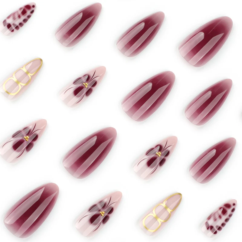 Elegante Nagelkunst mit floralem Design und Glitzerakzenten Karnz