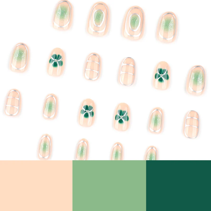 Elegante Nagelkunst mit floralem Design Karnz