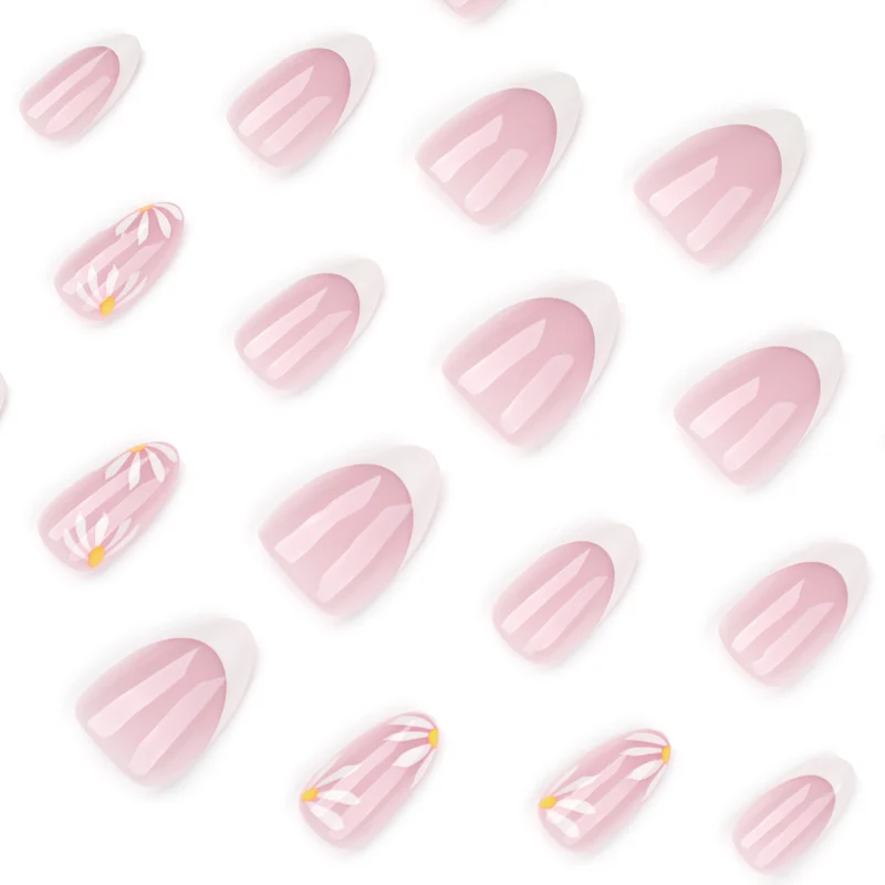 Elegante Nagelkunst mit Blütenmotiven Karnz
