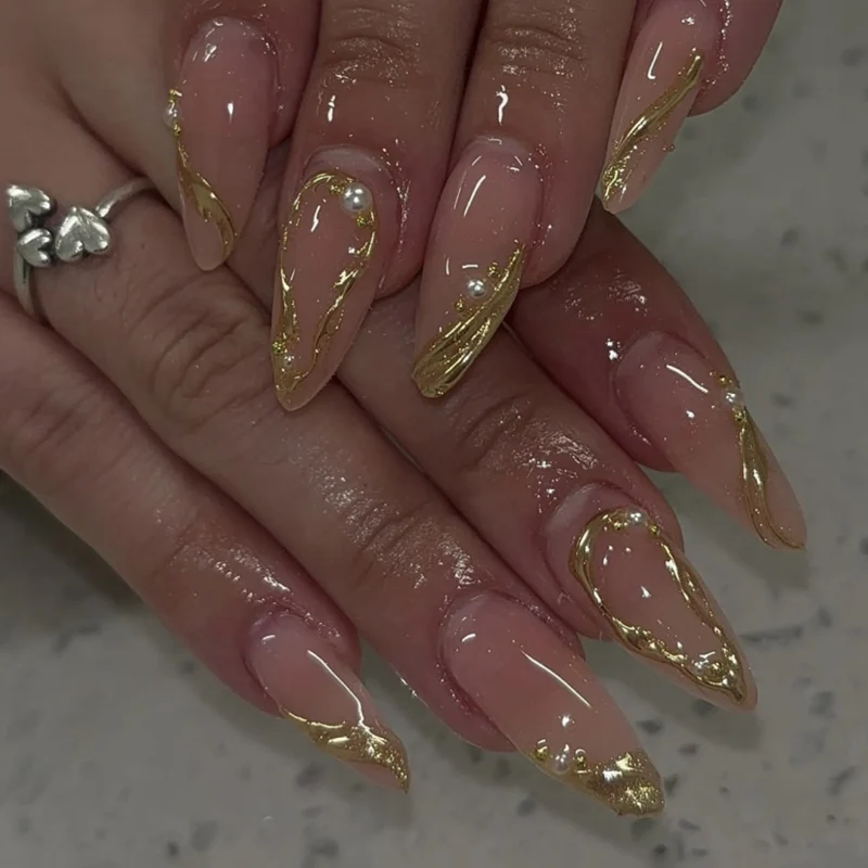 Elegante Nagelkunst im maritime Design mit Glitzer und 3D-Akzenten Karnz