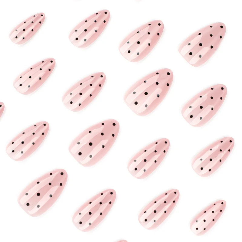 Elegante Nageldesigns mit Polka-Dot-Muster Karnz