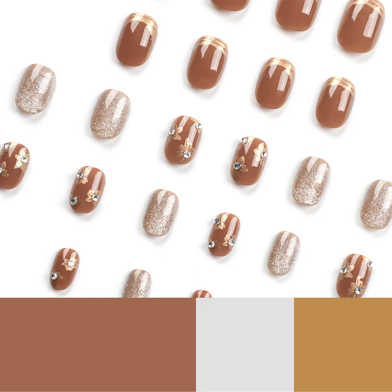 Elegante Nageldekoration mit Glitzer und floralen Akzenten Karnz
