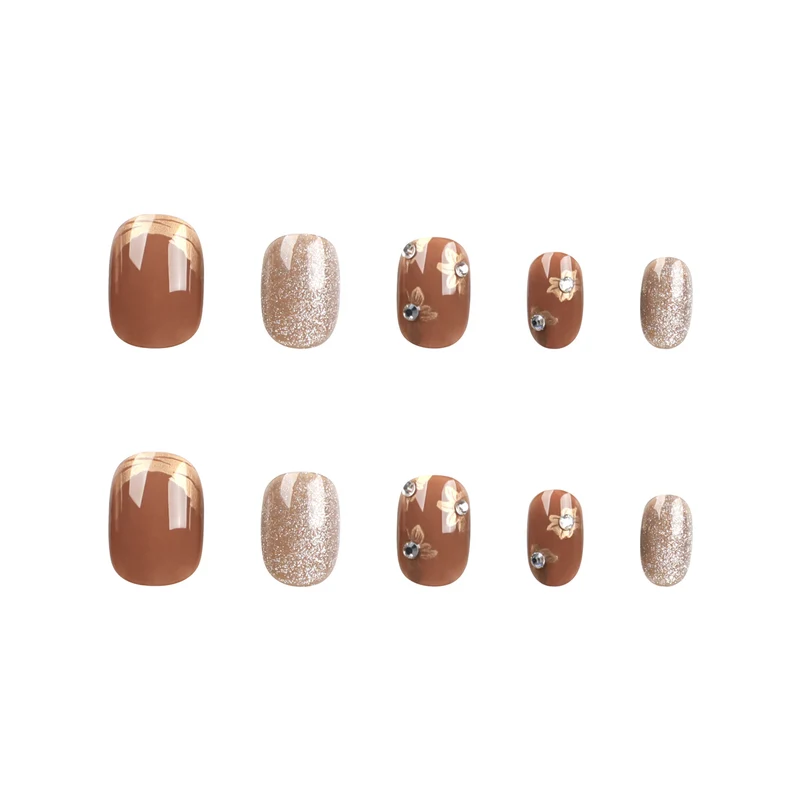 Elegante Nageldekoration mit Glitzer und floralen Akzenten Karnz
