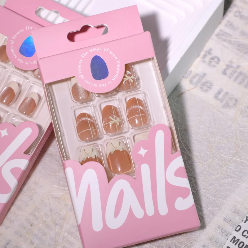 Elegante Kunstnailart mit zarten Blütenmotiven Karnz
