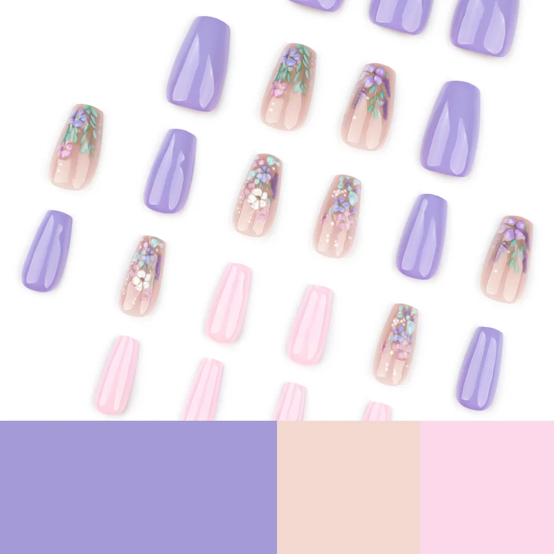 Elegante Kunstnagelkunst mit zarten Blütenmotiven Karnz
