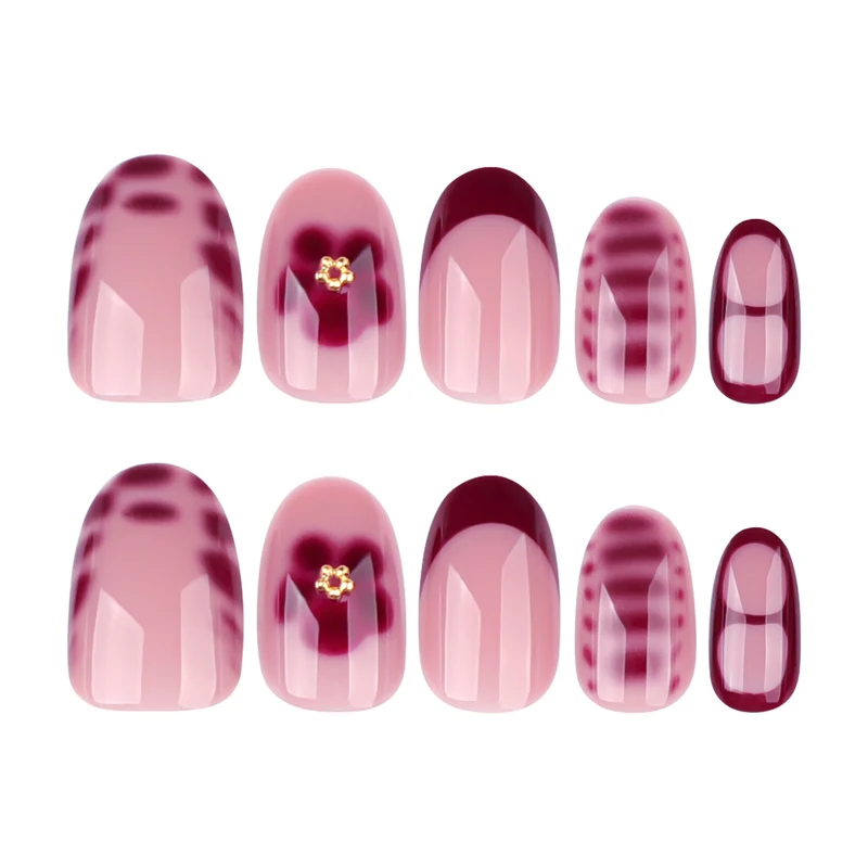 Elegante Kunstnagelgestaltung mit floralem Design Karnz