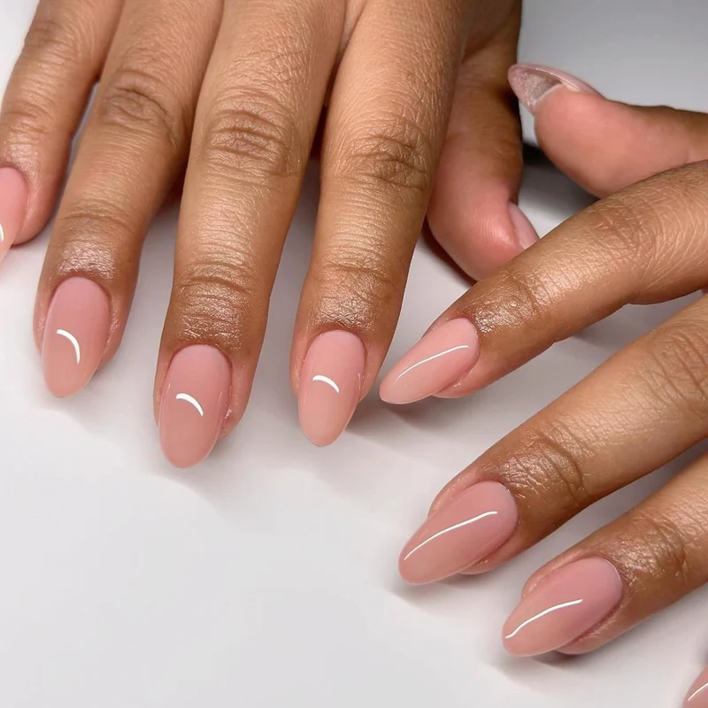 Elegante Kunstnägel mit glossy Oberfläche Karnz