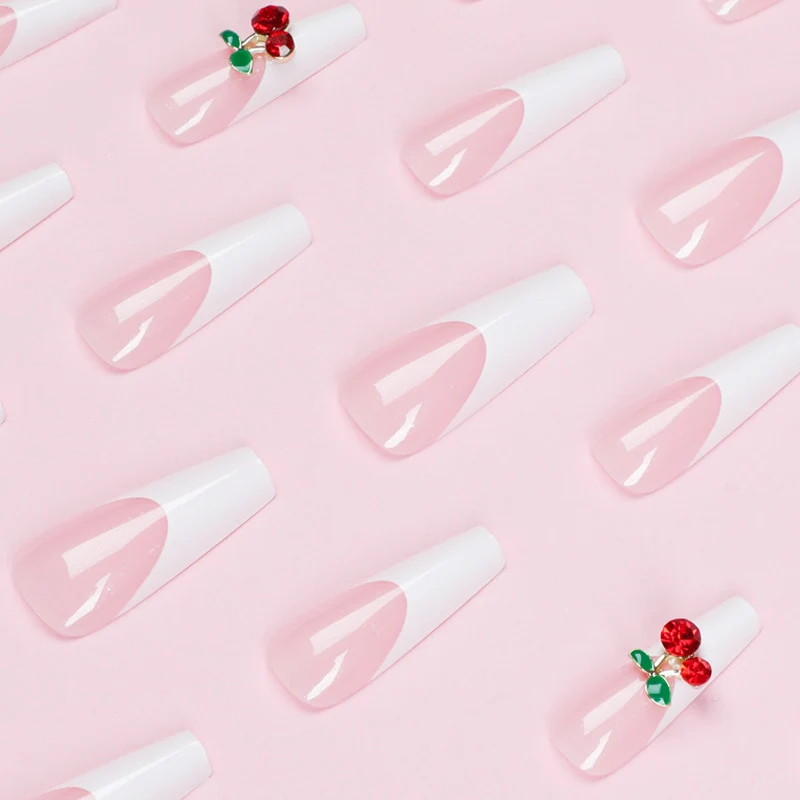 Elegante und kunstvolle Nagelverlängerungen mit floralem Akzent Karnz