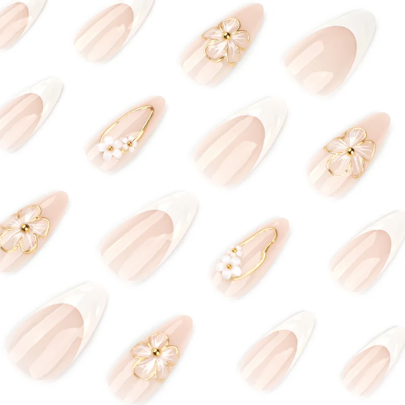 Elegante und kunstvoll verzierte Stiletto-Nägel Karnz