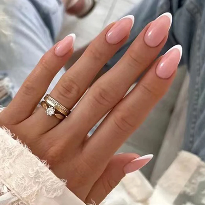 Elegante und glänzende Nagelverlängerungen Karnz