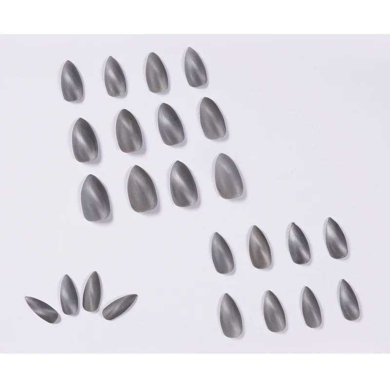 Elegante Stiletto-Nägel mit mattem Finish Karnz