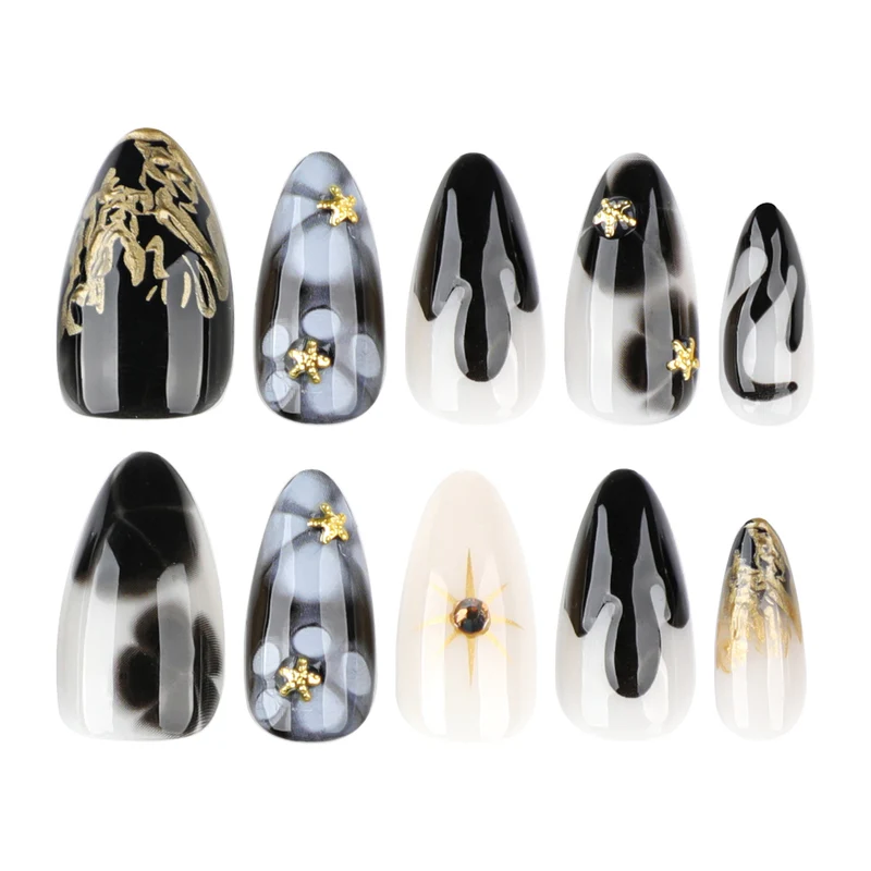 Elegante Stiletto-Kunstnägel mit Goldakzenten und modernen Designs Karnz