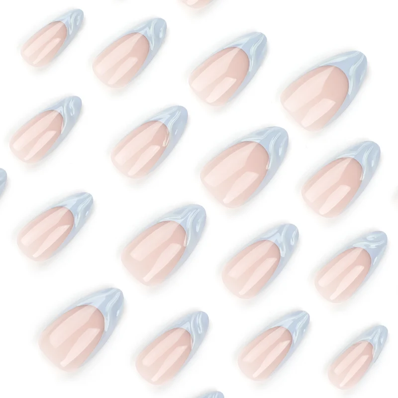 Elegante Nagelverlängerungen mit kreativem Wellendesign Karnz