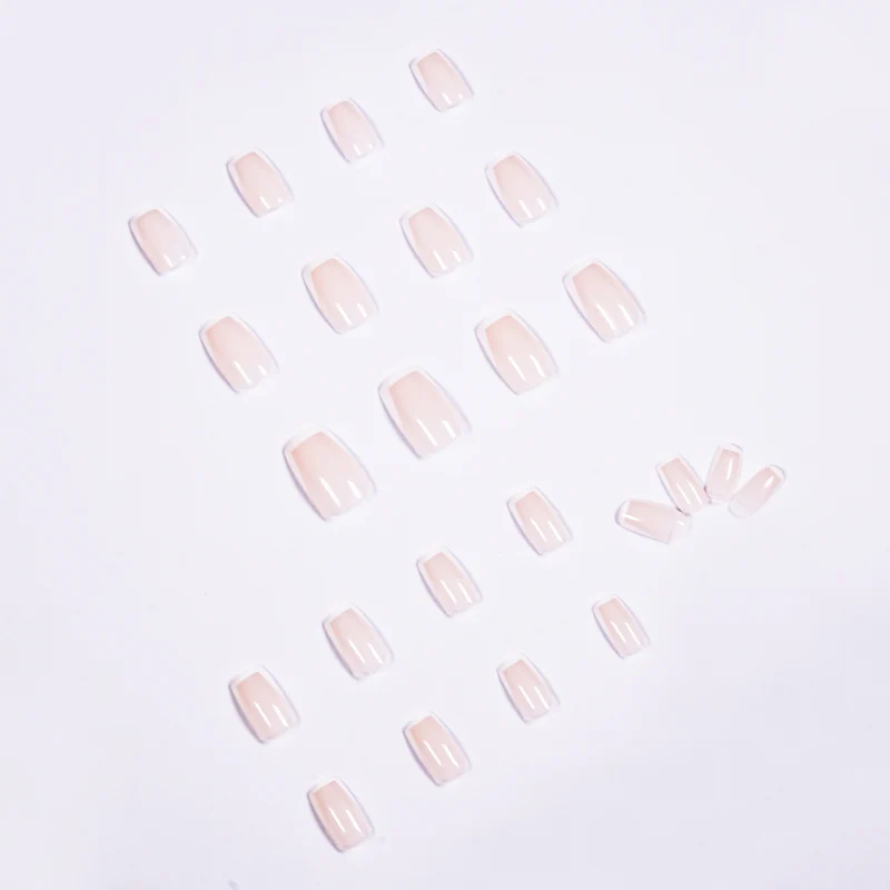 Elegante Nagelverlängerungen mit French-Tip Karnz