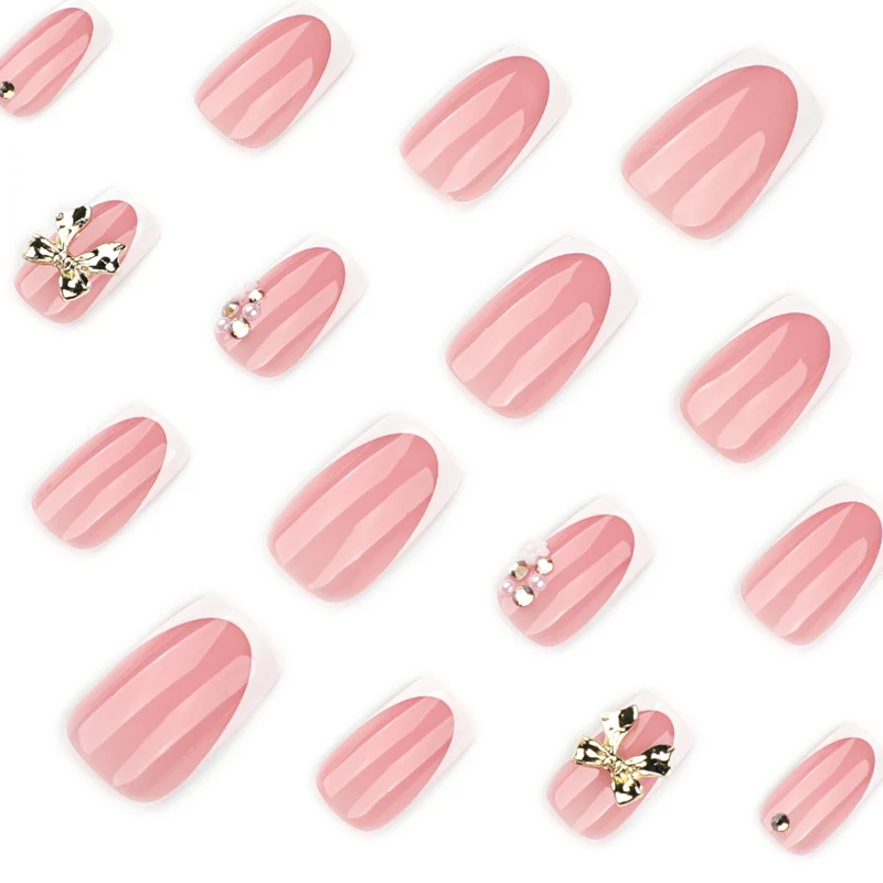 Elegante Nagelverlängerungen mit französischer Spitze und dekorativen Akzenten Karnz