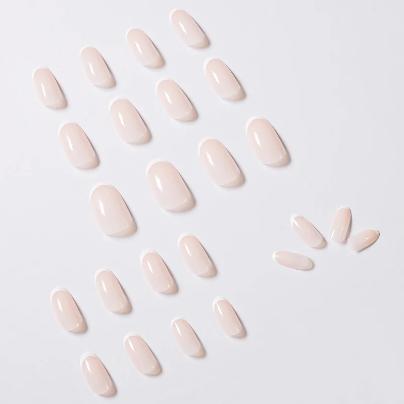 elegante Nagelkunst mit präzisem French-Tip Karnz