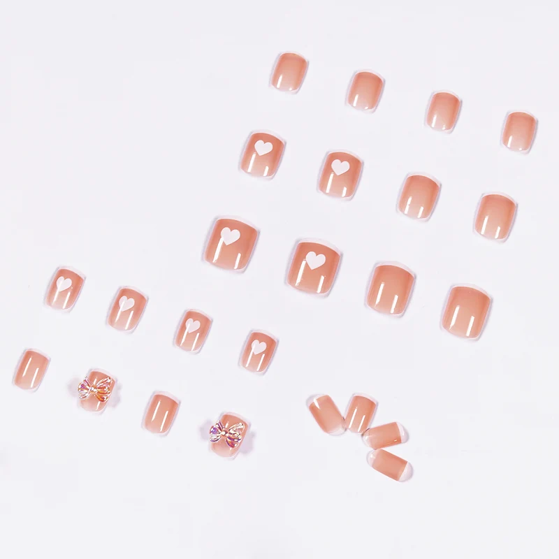 Nagelkunst mit Herz- und Schmetterlingsmotiven Karnz