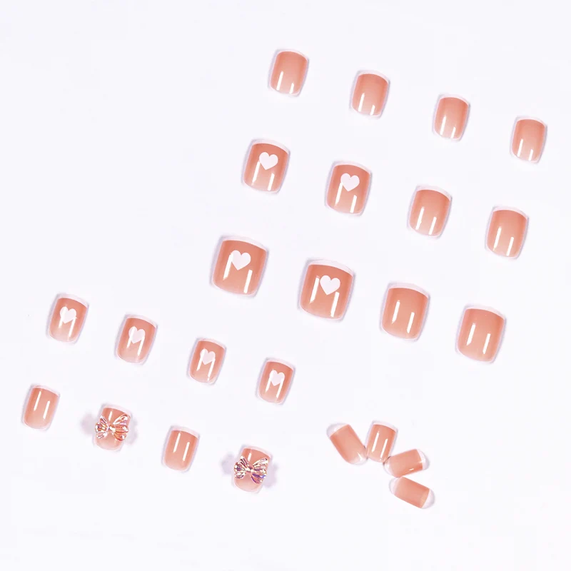Nagelkunst mit Herz- und Schmetterlingsmotiven Karnz