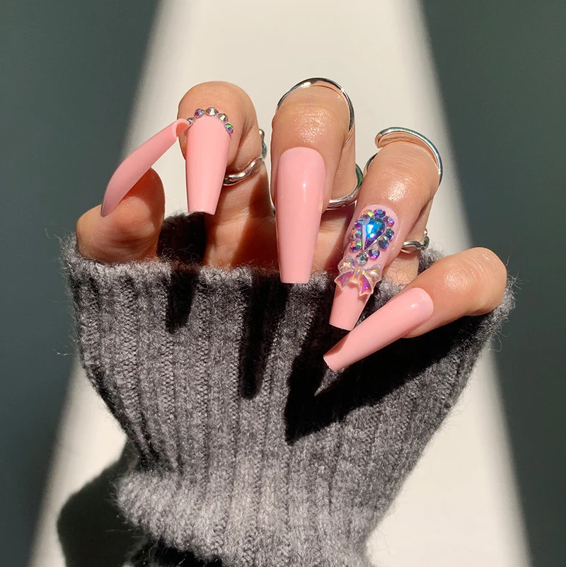 Nagelkunst mit Herz- und Lippenmotiven Karnz