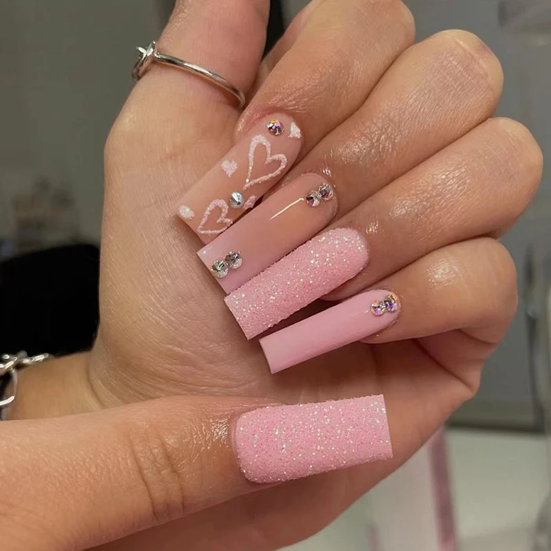 Nagelkunst mit Herz- und Lippenmotiven Karnz