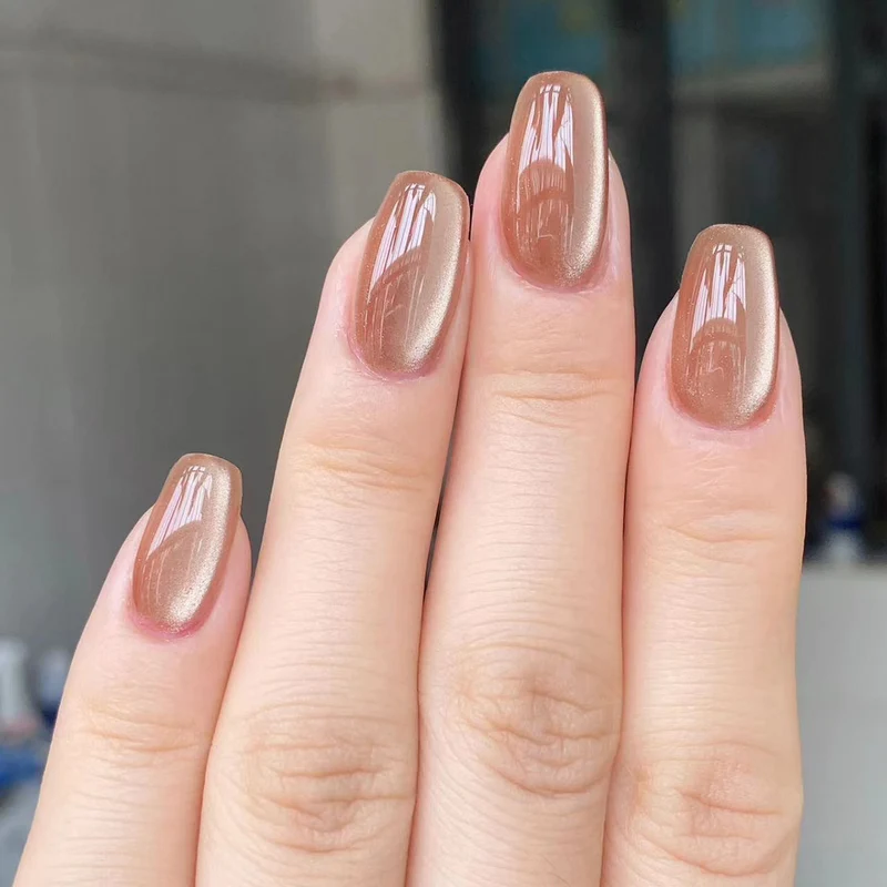 Luxuriöse Gel-Nägel mit elegantem Hochglanz-Finish Karnz