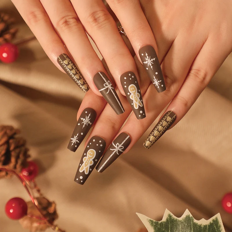 Kunstvolle Weihnachtsnagelkunst mit originellem Lebkuchenmotiv Karnz