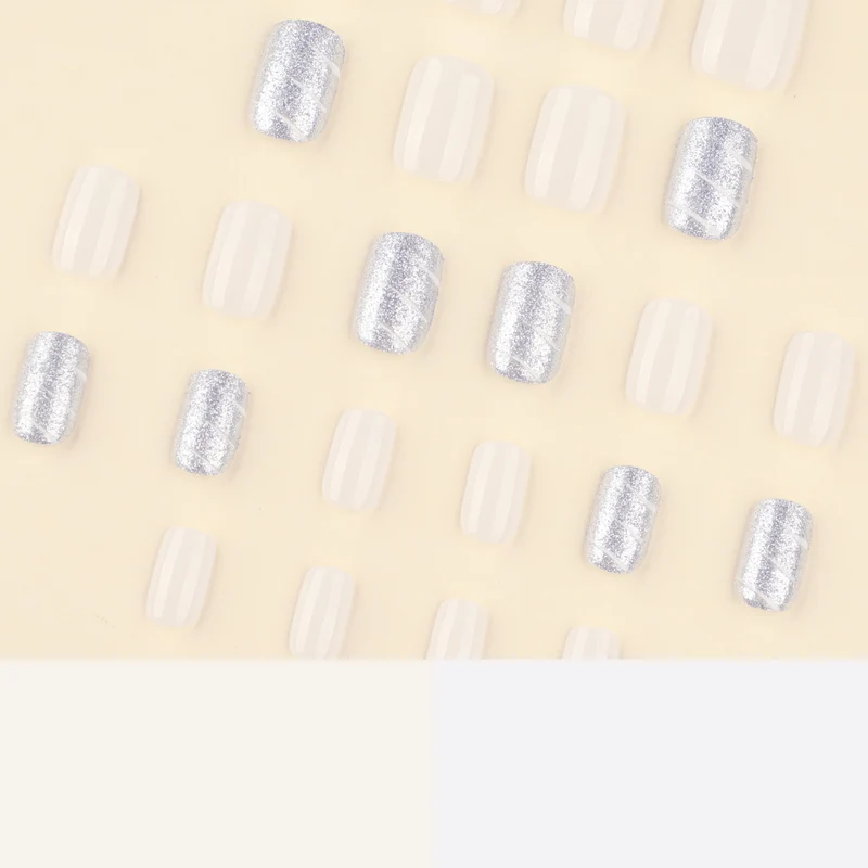Kunstvolle und glitzernde Nageldesigns Karnz