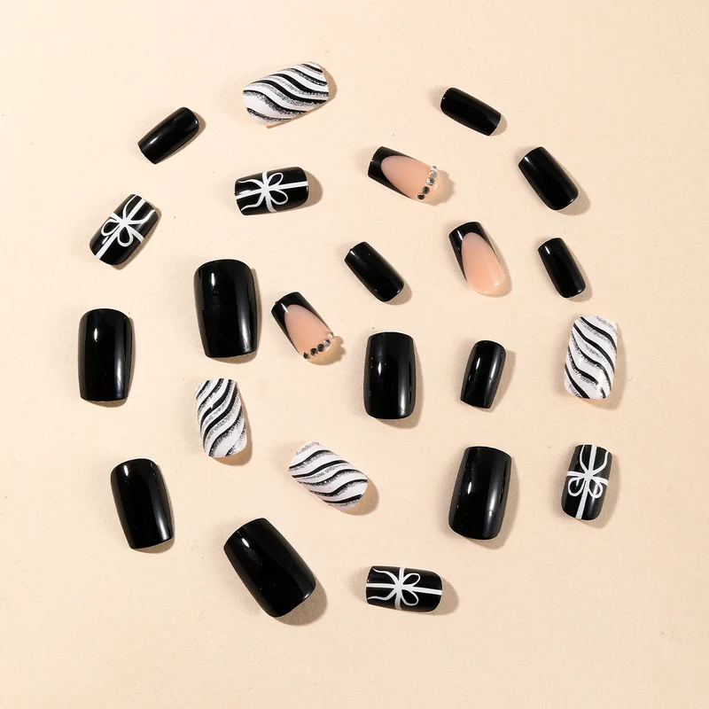 Elegante Schwarz-Weiß Künstliche Nagelverlängerungen Karnz