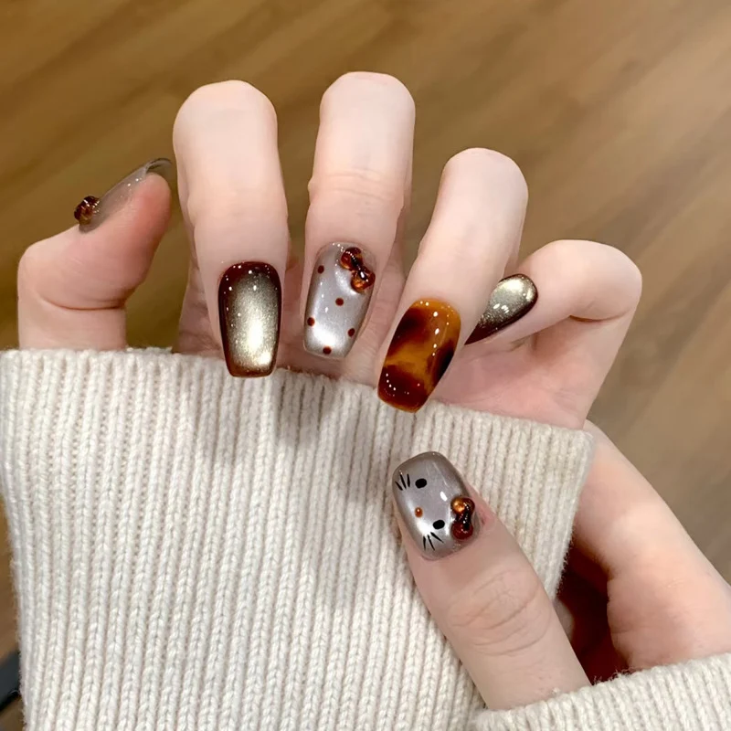 Künstlerisches glänzendes Press-On Nail Set mit Verzierungen Karnz