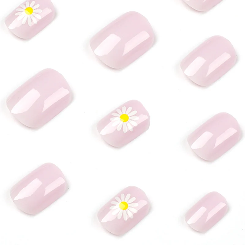 Kunstvolle Nagelkunst mit Blütenmotiv Karnz