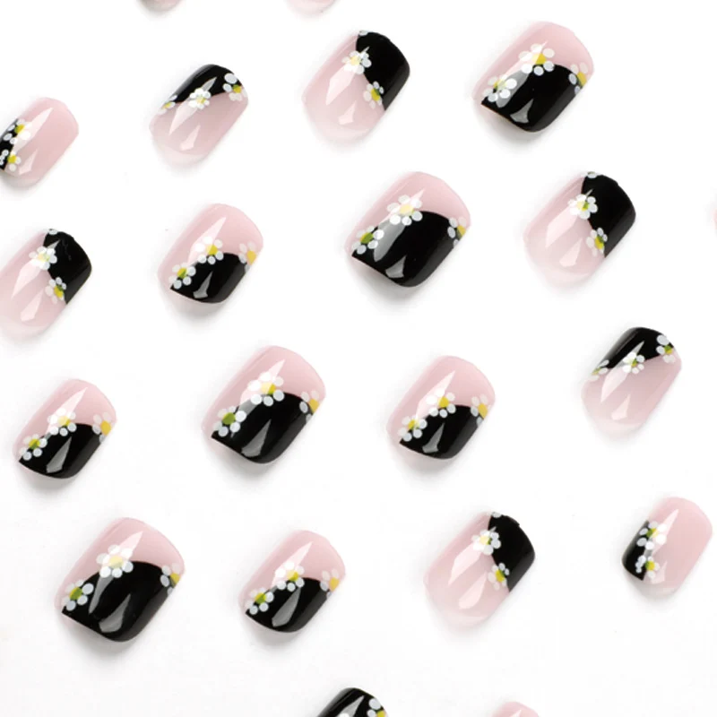 Kunstvolle Nagelkunst mit Blumenmuster Karnz