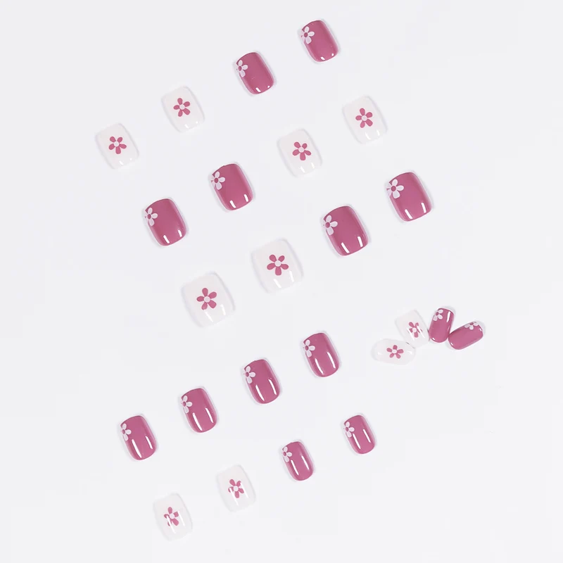 Kunstvolle Nagelkunst mit Blumenelementen Karnz