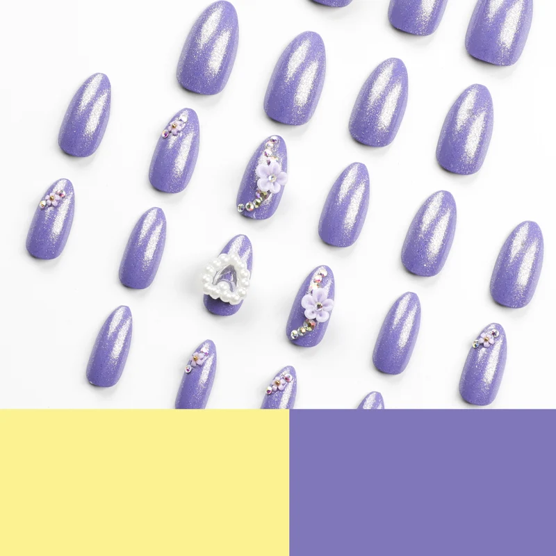 Kunstvolle Nagelkunst mit Blumen-Verzierungen Karnz