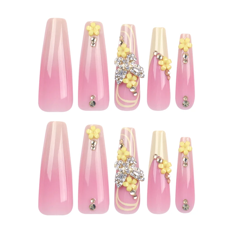 Kunstvolle Nagelkunst mit Blumen- und Schmetterlingsakzenten Karnz