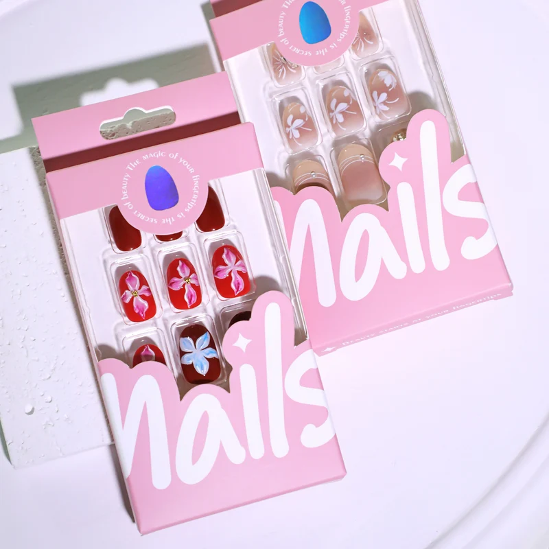 Kunstvolle Nagelkunst mit Blumen-Motiven Karnz