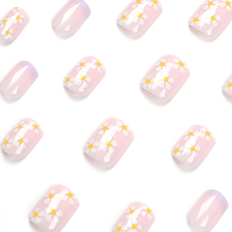 Kunstvolle Nagelkunst mit Blumen-Design und Farbverlauf Karnz