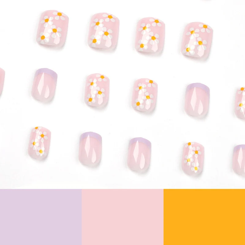 Kunstvolle Nagelkunst mit Blumen-Design und Farbverlauf Karnz