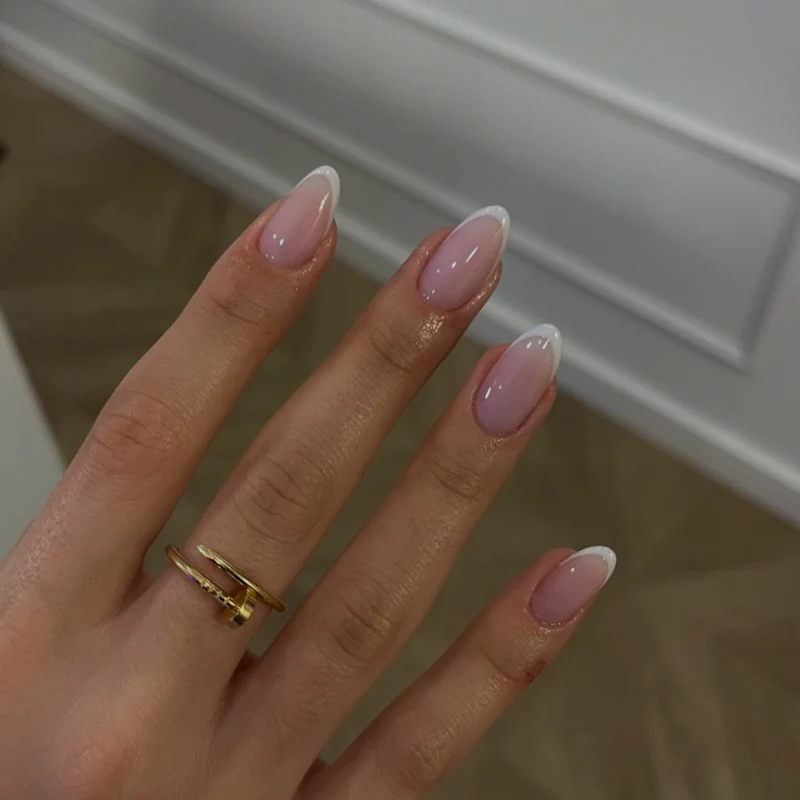 Kunstvolle Nagelkunst mit Blumen-Design und Blauem French Tip Karnz