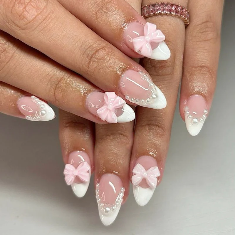 Kunstvolle Nagelkunst mit Blumen-Design und Blauem French Tip Karnz
