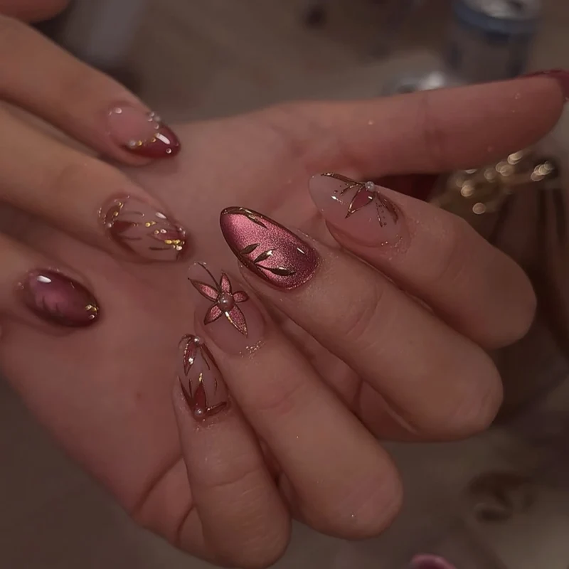 Kunstvolle Nagelkunst mit Blumen-Design und Blauem French Tip Karnz