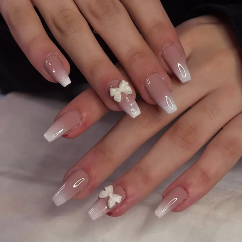Kunstvolle Nagelkunst mit Blumen-Design und Blauem French Tip Karnz