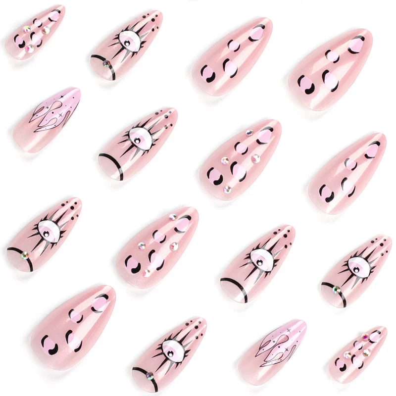 Kunstvolle Nagelkunst mit ausgefallenen Designs und funkelnden Akzenten Karnz